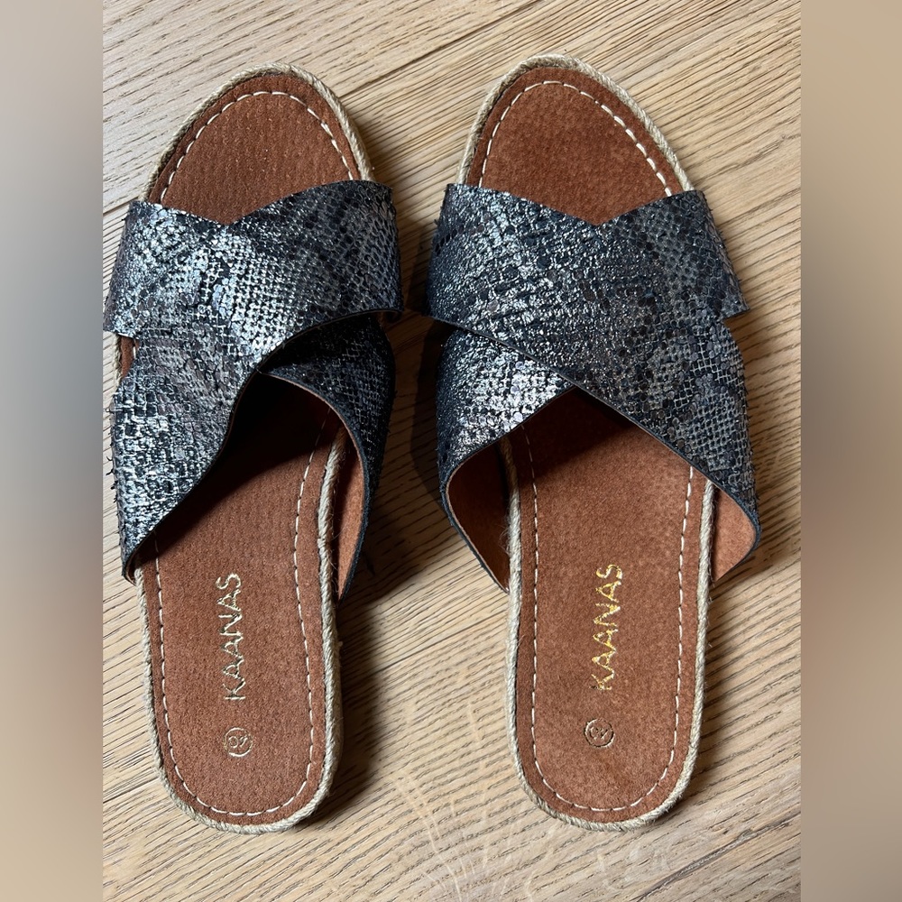 Kaanas size 40 (9.5/10) Sandal. Black and silver Worn 1-2x